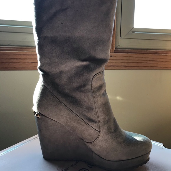 Gray suede fleece lined boots - Picture 2 of 8